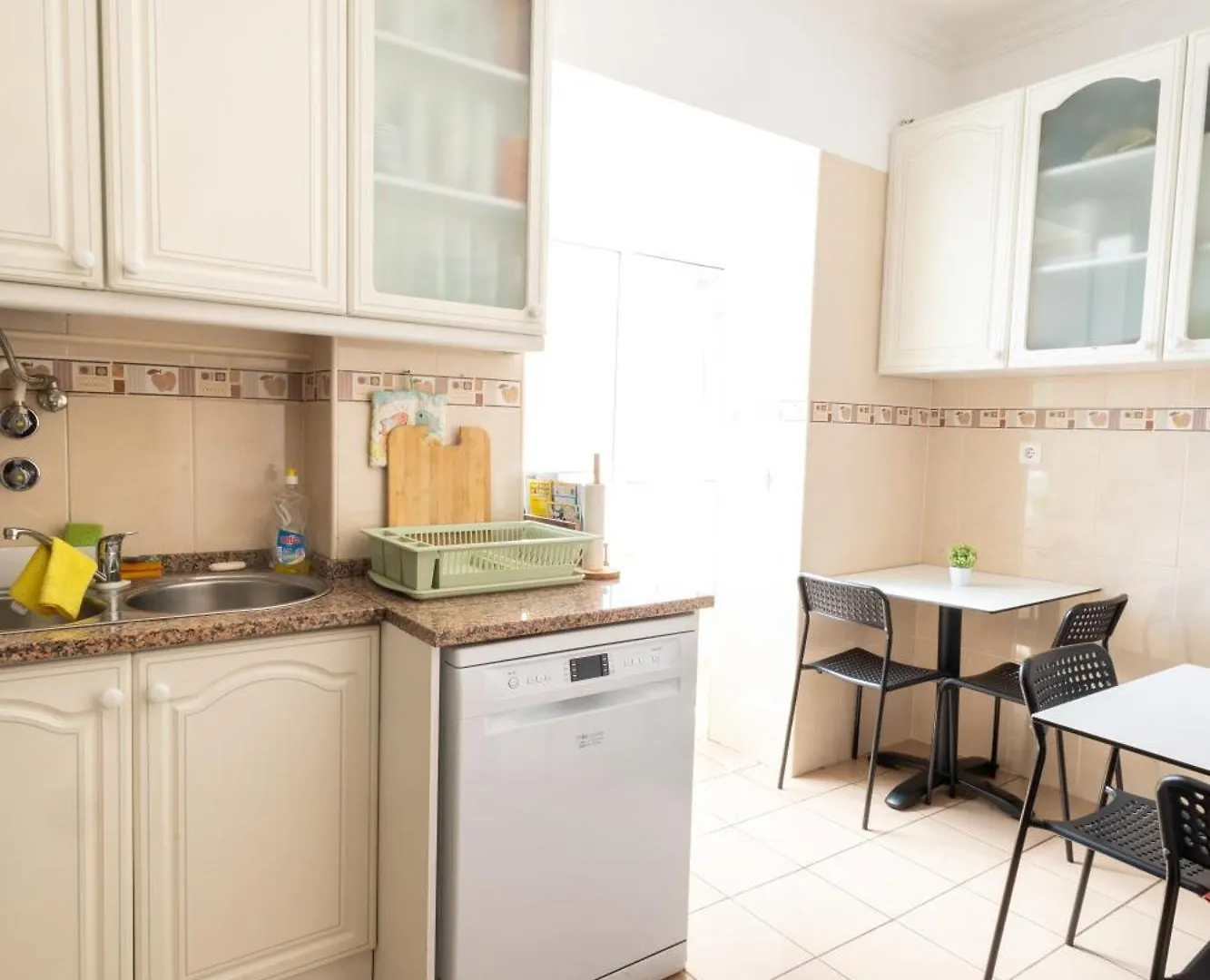 Гостевой дом Sweet Suites Guesthouse Close To Famous Avenue Liberty Лиссабон