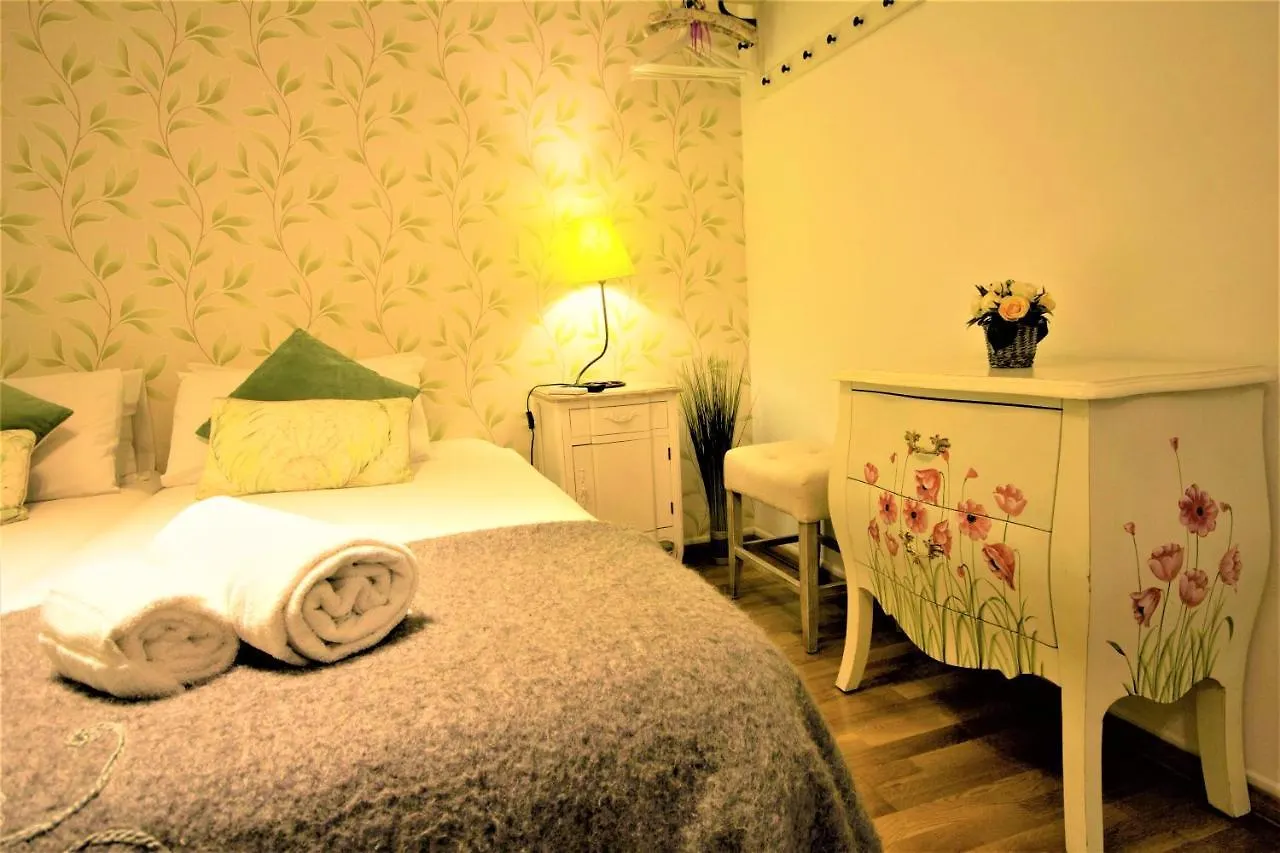 Sweet Suites Guesthouse Close To Famous Avenue Liberty Lisbona Affittacamere