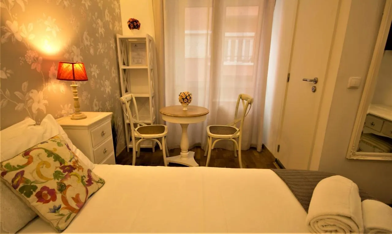 Sweet Suites Guesthouse Close To Famous Avenue Liberty Lisboa 3*,