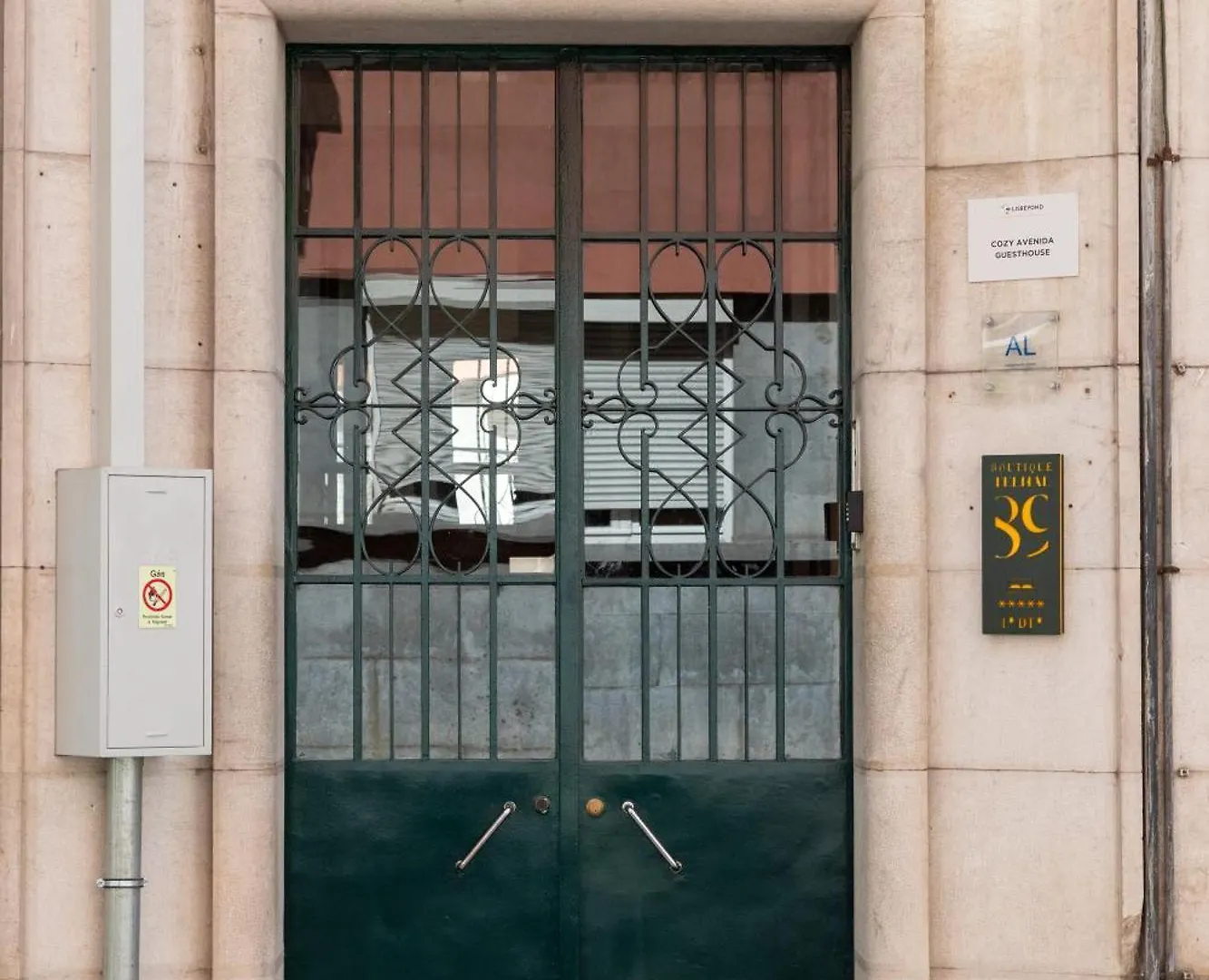 Sweet Suites Guesthouse Close To Famous Avenue Liberty Lisboa 3*,